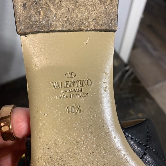 Valentino Garavani Roman Stud flat leather sandals black and gold - Picture 13 of 14